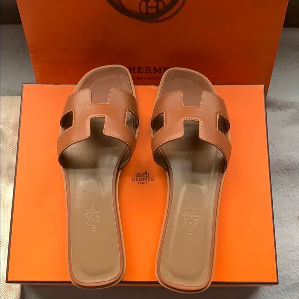 Hermès Oran Sandals - Gold / Tan